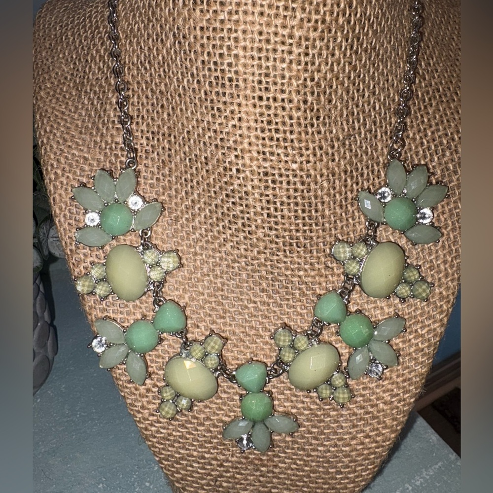 Elegant Green Floral Necklace